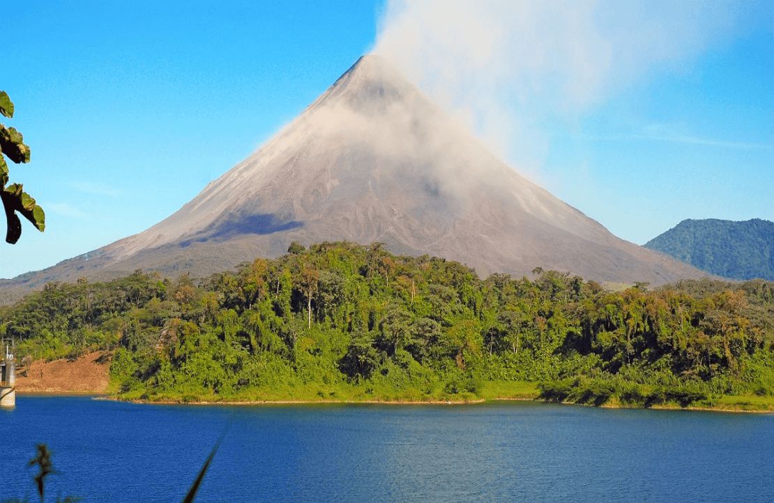 Que faire au Costa Rica – Le sommet du volcan Arenal dissimulé par la brume - Amplitudes
