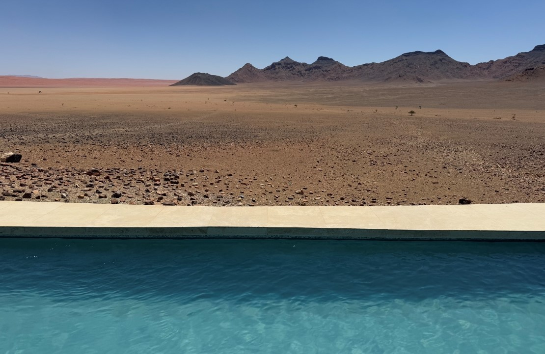 Découvrir la Namibie - Moment de détente les pieds dans l'eau au andBeyond Sossusvlei Desert Lodge - Amplitudes