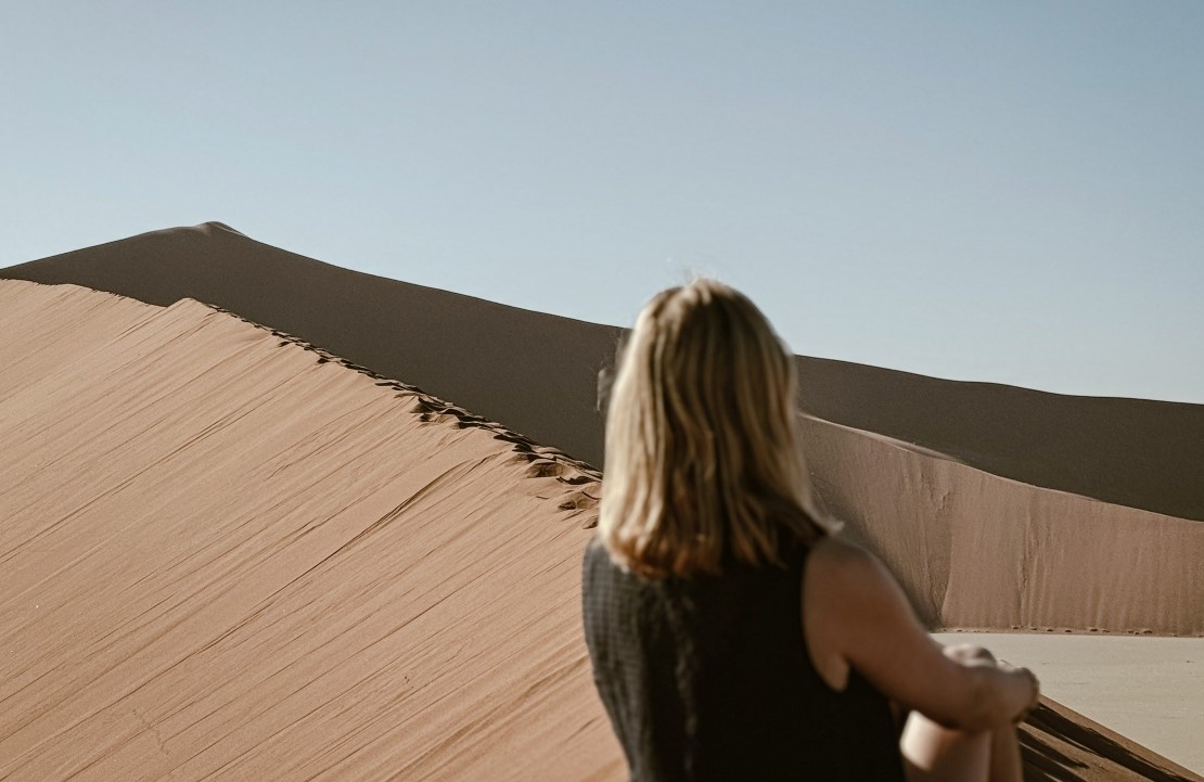 Charlène à la découverte de la Namibie - Notre experte contemple les dunes de Sossusvlei - Amplitudes