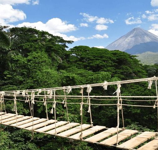 Que faire au Costa Rica – Prendre de la hauteur face au volcan Arenal avec les ponts suspendus - Amplitudes
