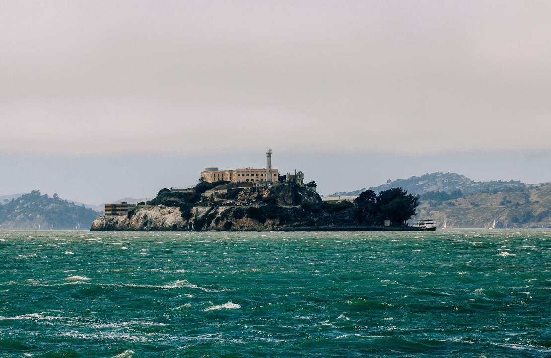 Que faire, quoi voir à San Fran' ? - La prison d'Alcatraz s'élève sur son rocher - Amplitudes