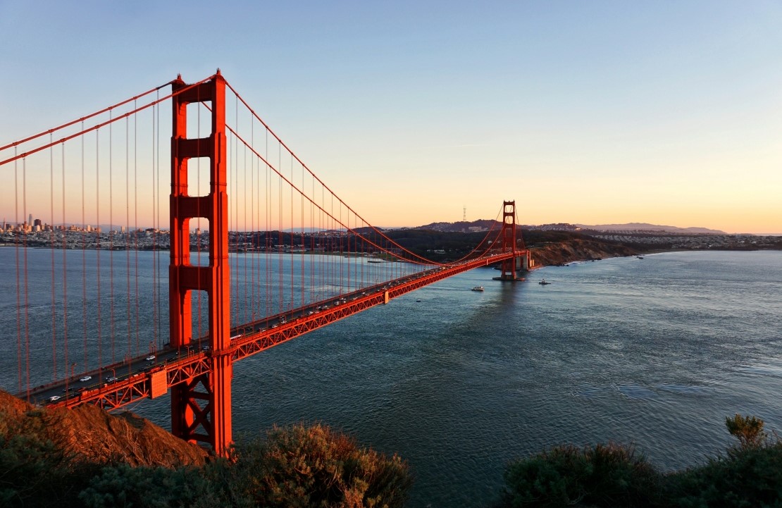 Les incontournables de San Francisco - Le Golden Gate Bridge se fond parfaitement dans le coucher de soleil - Amplitudes