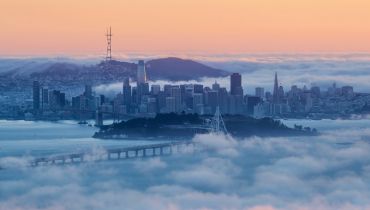 VOyage sur mesure à San Francisco - La skyline dépassant les nuages - Amplitudes