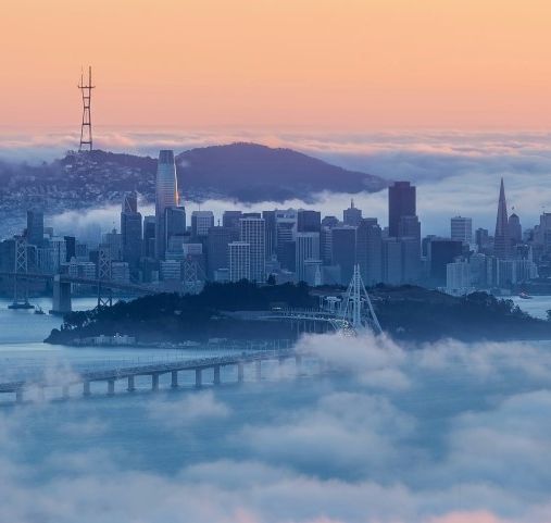 VOyage sur mesure à San Francisco - La skyline dépassant les nuages - Amplitudes