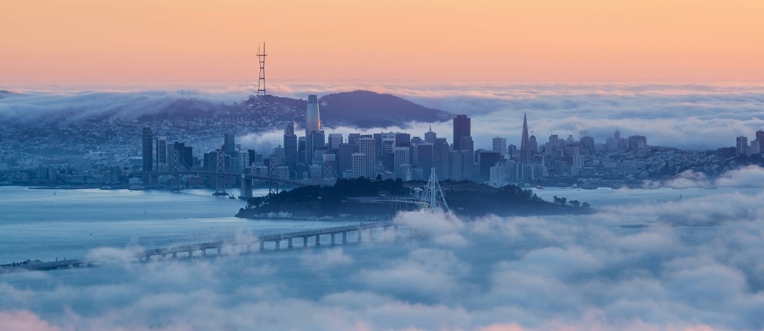 VOyage sur mesure à San Francisco - La skyline dépassant les nuages - Amplitudes