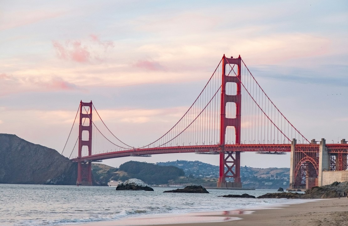 Point de vue Golden Gate Bridge - Le Golden Gate Bridge se dévoile les pieds dans le sable à Baker Beach - Amplitudes