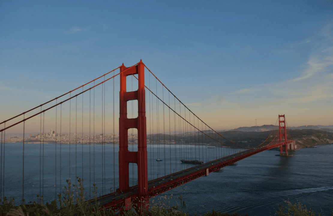 Point de vue Golden Gate Bridge - Le pont de San Francisco s'étend de tout son long - Amplitudes