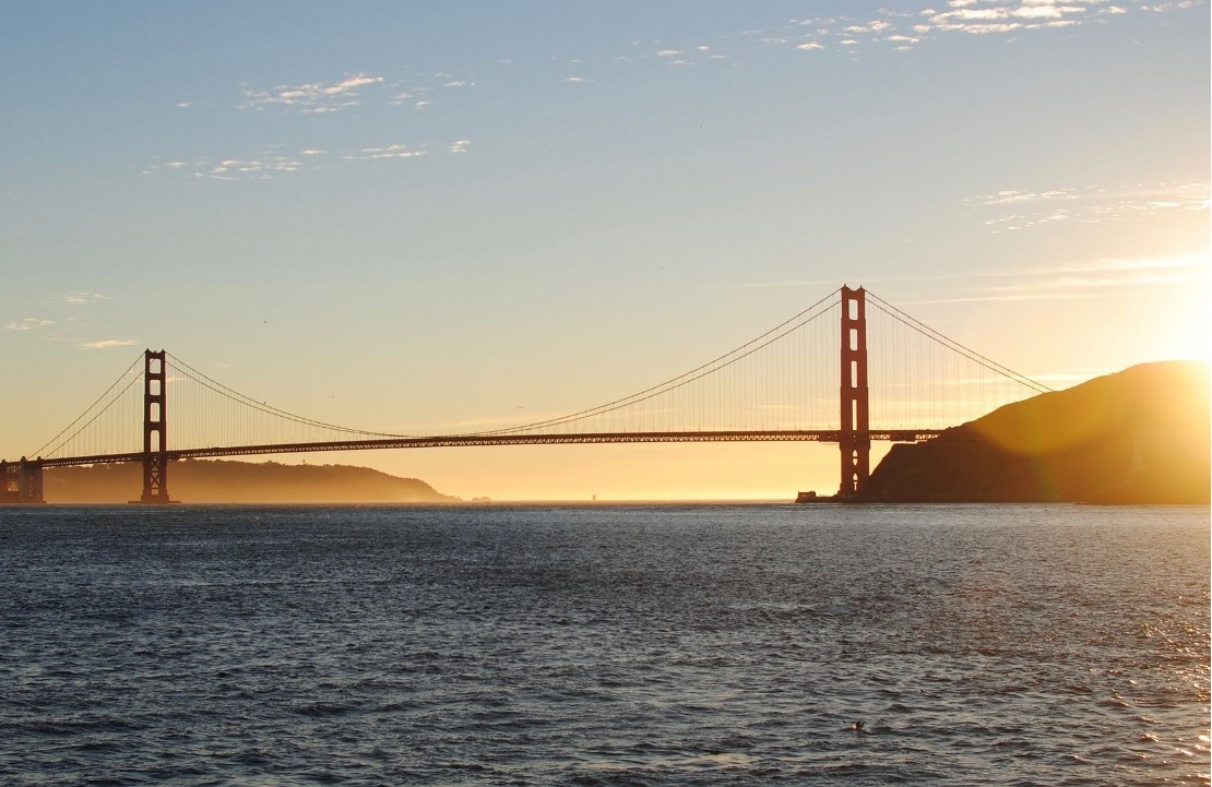 Visiter le Golden Gate Bridge - Le soleil se lève sur la baie de San Francisco, où le pont rouge trône - Amplitudes