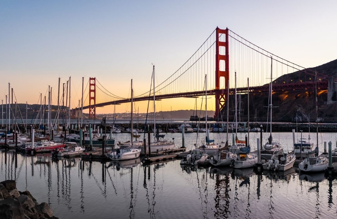 Point de vue sur le Golden Gate Bridge - Le soleil se couche sur Sausalito, le pont de San Francisco en toile de fond - Amplitudes
