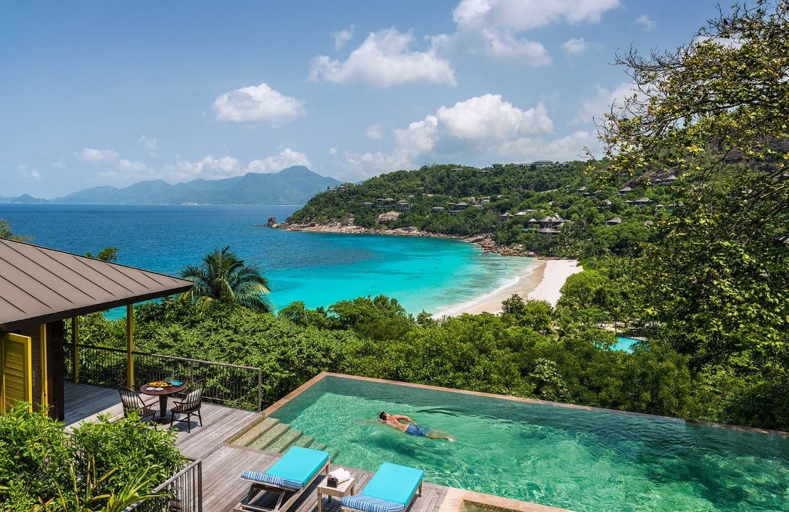 Un voyage aux Seychelles - Piscine au Four Seasons Resort - Amplitudes