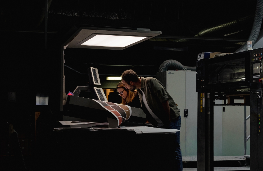 Travail sur la brochure - L'équipe marketing chez l'imprimeur - Amplitudes