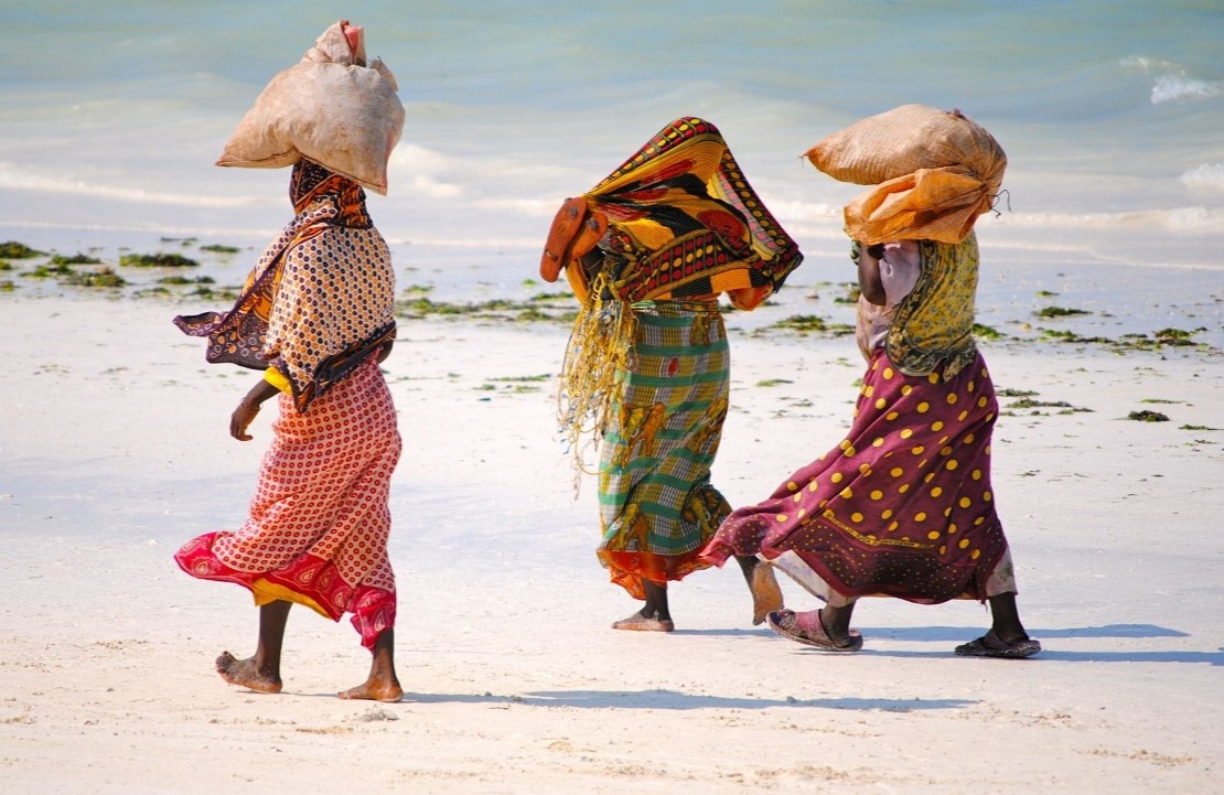 Voyage en famille en Tanzanie - Des femmes sur la plage à Zanzibar - Amplitudes