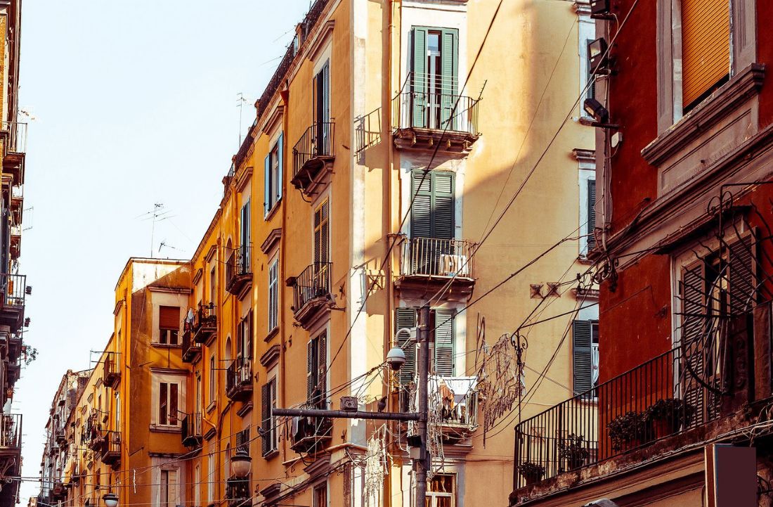 Voyage en bord de mer en Italie - vieux quartiers de la ville de Naples - Amplitudes