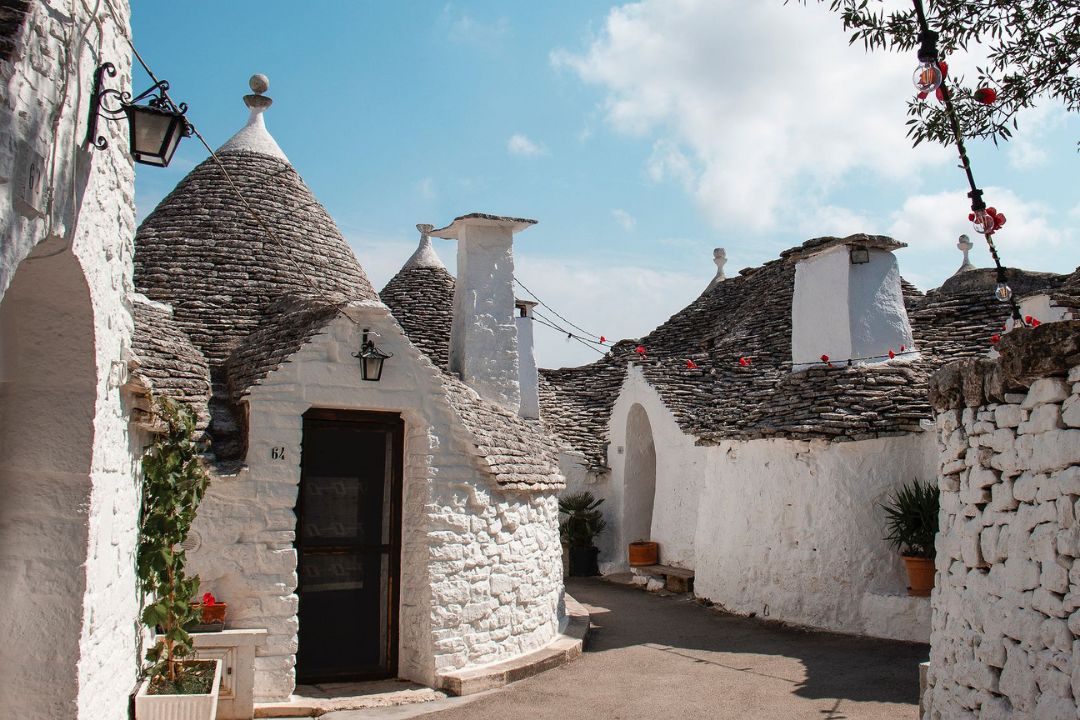Voyage culturel en Italie - ruelle de trulli – Amplitudes