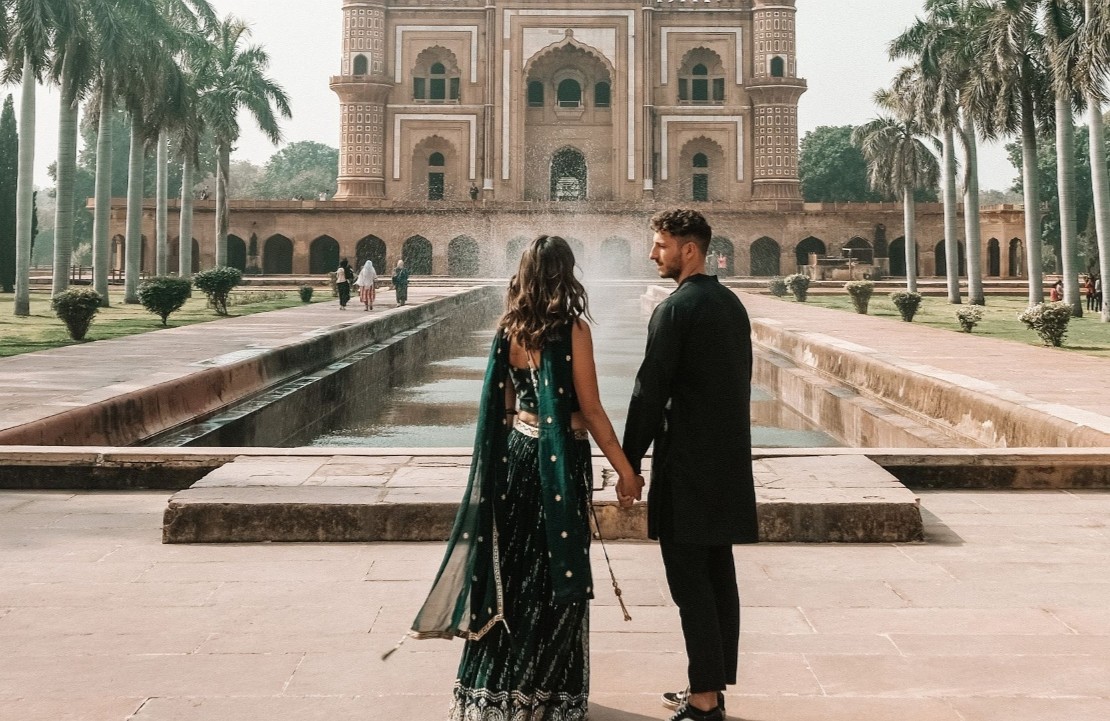Lune de miel en Inde - Un couple devant le Taj Mahal - Amplitudes