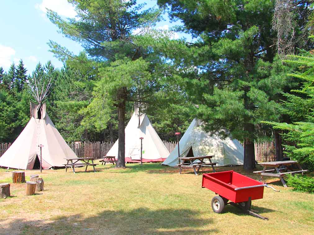 quebec_decouvrir_culture_amerindienne_tipis