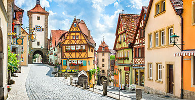 Allemagne - Vue sur une rue et ses maisons médiévales à Rothenburg ob der Tauber
