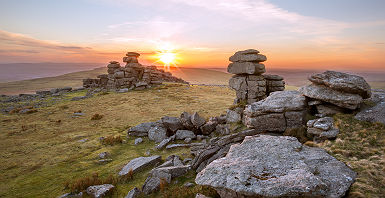 Cornouailles - Tours en granite à Dartmoor au coucher de soleil