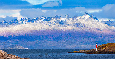 Argentine - Phare les éclaireurs près de la ville d'Ushuaïa avec montagne en arrière-plan