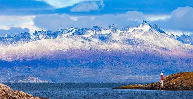 Argentine - Phare les éclaireurs près de la ville d'Ushuaïa avec montagne en arrière-plan