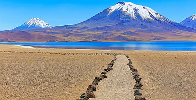 Chili - Sentier de randonnée qui allonge les lagunes Miñiques et Miscanti avec vue sur les volcans enneigés