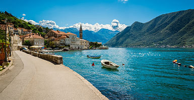 Montenegro - Sur les quais de la ville de Perast