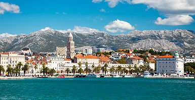 Croatie - Vue du port de la ville de Split et la montagne Riva en arrière-plan