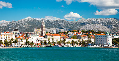 Croatie - Vue du port de la ville de Split et la montagne Riva en arrière-plan