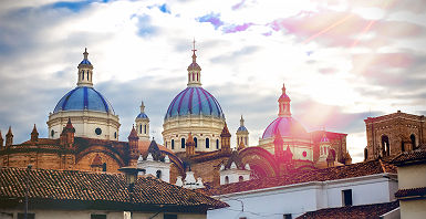 Equateur - Vue sur les dômes de la cathédrale de l'immaculée conception à Cuenca