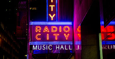 Etats-Unis - New York - &quot;Radio City Music Hall&quot; la nuit