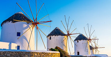 Grèce - Rangée de moulins à vent à Mykonos, les Cyclades
