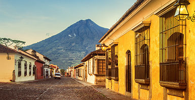 Guatemala - Vue sur le quartier historique d'Antigua avec ses maisons colorées