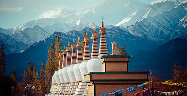 Inde - Stupas bouddhistes et vue sur les montagnes Himalaya, Ladakh
