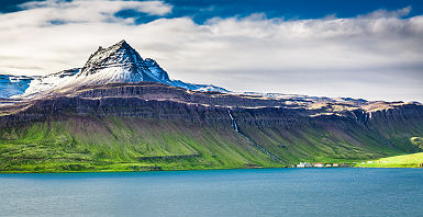 Montagne volcanique au dessus d'un fjord - Islande