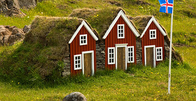 Maisons typiques d'Islande avec un drapeau du pays