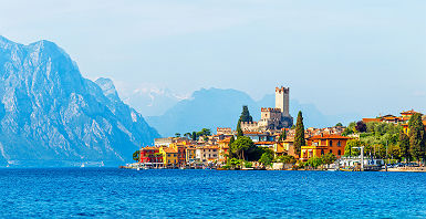 Lombardie - Vue sur la forteresse et la tour de la ville de Malcesine, bordée par le lac de Garde