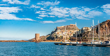 Sardaigne - Vue sur le port de la ville de Castelsardo