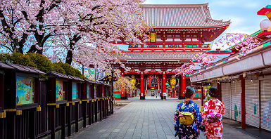Japon - Femmes en kimono se promènent devant le temple Sensoji à Tokyo