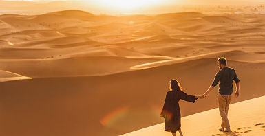 Coupla marchant dans le désert, Dubai