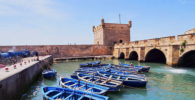 Bateaux dans la ville d'Essaouira au Maroc