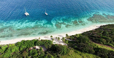 Caraïbes - Vue sur l'île Tobago Cays sur l'archipel de Saint-Vincent et les Grenadines