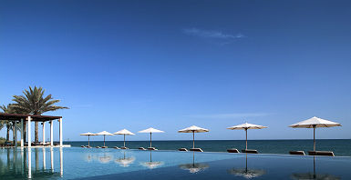 Hôtel The Chedi Muscat- Espace piscine avec vue sur la mer