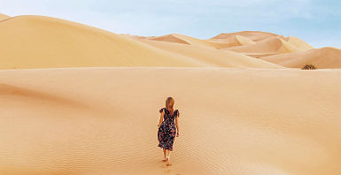 Femme dans le desert d'Oman - 2