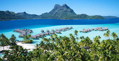 Bora Bora Pearl Beach Resort - Vue sur les villas sur pilotis entourées par la mer