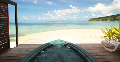 Polynésie Française - Huahine- Hôtel Le Mahana - Espace jacuzzi avec vue sur la plage Kokoné