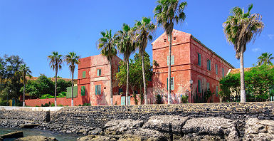 Maison rouge sur l'Ile de Gorée, Dakar - Senegal