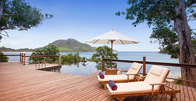 Enchanted Island Resort - Espace détente avec piscine et chaises longues