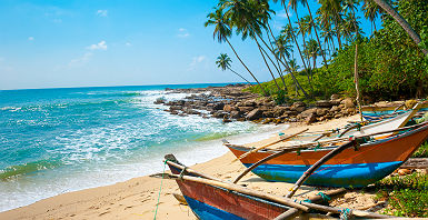 Bateaux sur une plage du Sri Lanka