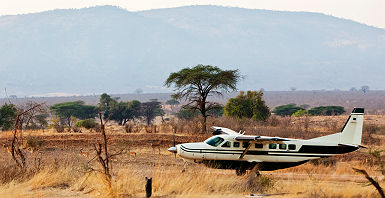 Avion atterissant sur la piste d'atterrisage de Ruaha - Tanzanie