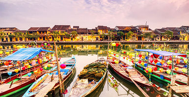 Bateaux décorés sur la rivière, Hoi An